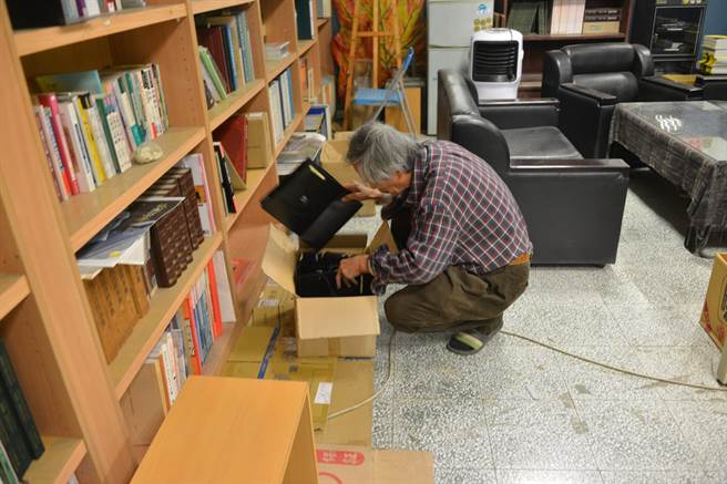 真理大學無預警將台灣文學資料館封館換鎖，讓82歲的榮譽館長張良澤被拒於門外，引發學界譁然。（圖／翻攝自鍾延威臉書）