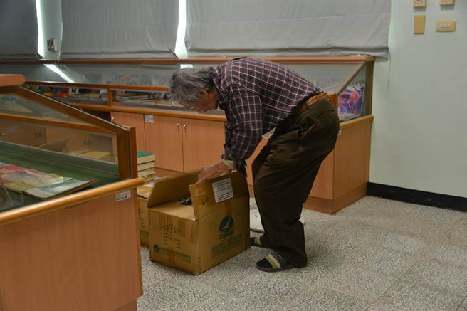 真理大學無預警將台灣文學資料館封館換鎖，讓82歲的榮譽館長張良澤被拒於門外，引發學界譁然。（圖／翻攝自鍾延威臉書）