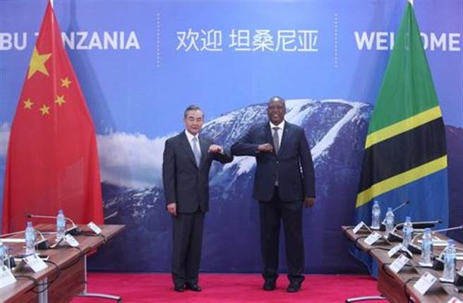 中国国务委员兼外长王毅会见坦尚尼亚外长卡布迪。（中国外交部官网）