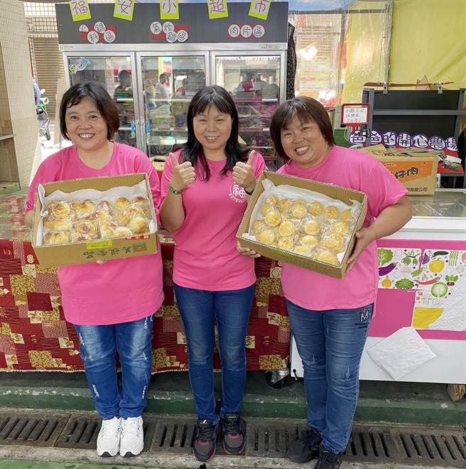 福安市场自治会的会长陈敏梓（左一）。（台中市政府提供／陈世宗台中传真）