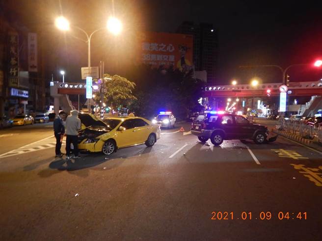 台中北區健行路、三民路、雙十路與北屯路四叉路口1月9日凌晨4時22分發生休旅車和計程車車禍事故。（民眾提供／馮惠宜台中傳真）  