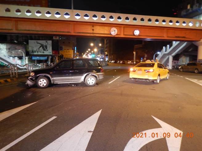 台中北區健行路、三民路、雙十路與北屯路四叉路口1月9日凌晨4時22分發生休旅車和計程車車禍事故。（民眾提供／馮惠宜台中傳真）  