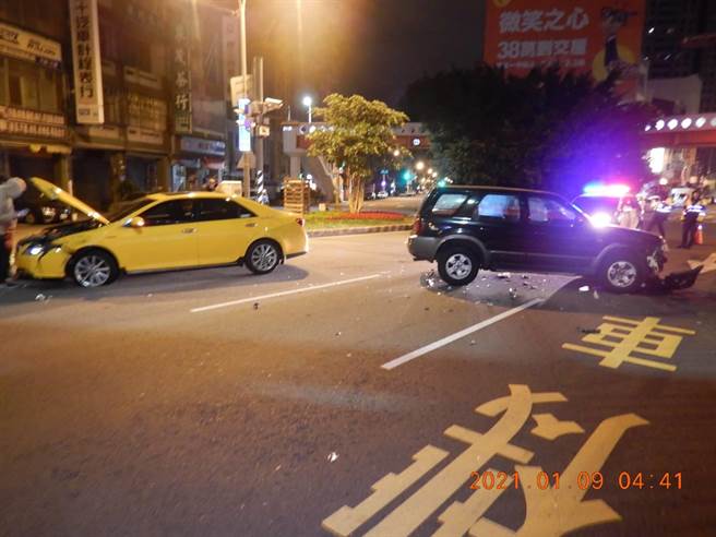 台中北區健行路、三民路、雙十路與北屯路四叉路口1月9日凌晨4時22分發生休旅車和計程車車禍事故。（民眾提供／馮惠宜台中傳真）