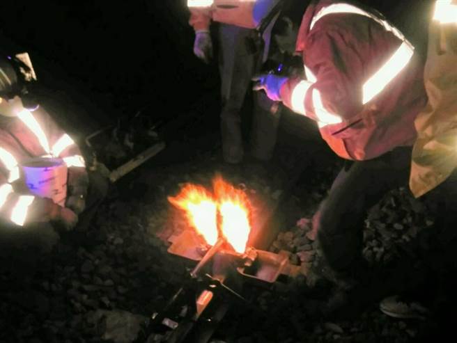 台铁池上站通知K111＋800轨道电路落下，通知电务人员查修，通知工务单位现场紧急处置。（台铁提供）