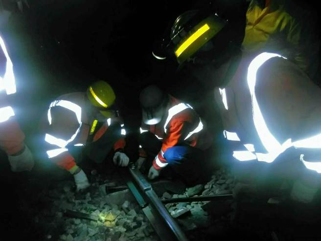台铁于9日04：43钢轨抽换完成，慢行解除，路线恢復正常行驶。（台铁提供）