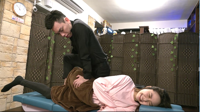 小编亲身体验整復疗法痛的哇哇叫。(摄影／邱子轩)