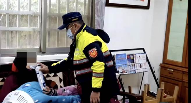 警方将女童护送在合欢派出所休息，并提供氧气瓶，缓解高山症状。（新城警分局提供／王志伟花莲传真）