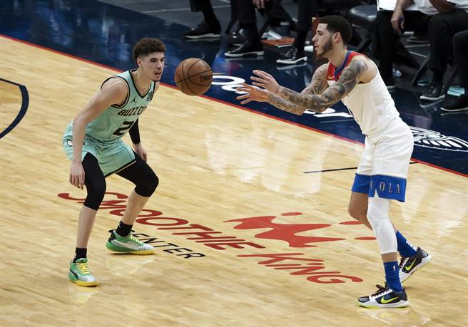 朗佐鲍尔(右)9日表现完全被小弟拉梅洛鲍尔比了下去。(美联社)