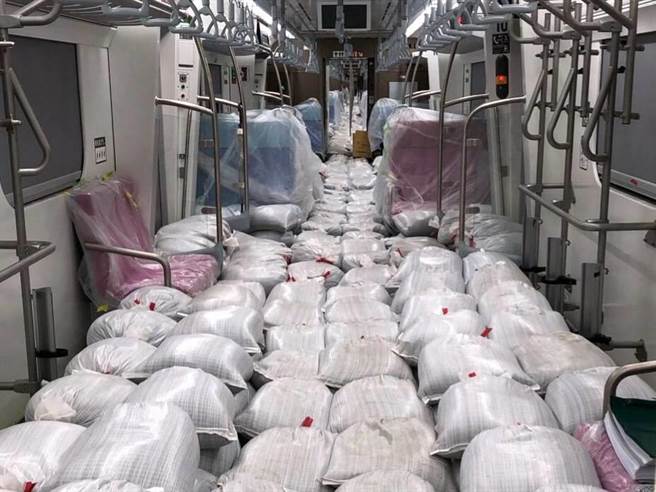 EMU901樣車編組於各車上裝載沙袋，模擬車上載滿旅客的狀況。（台鐵提供／陳祐誠傳真）