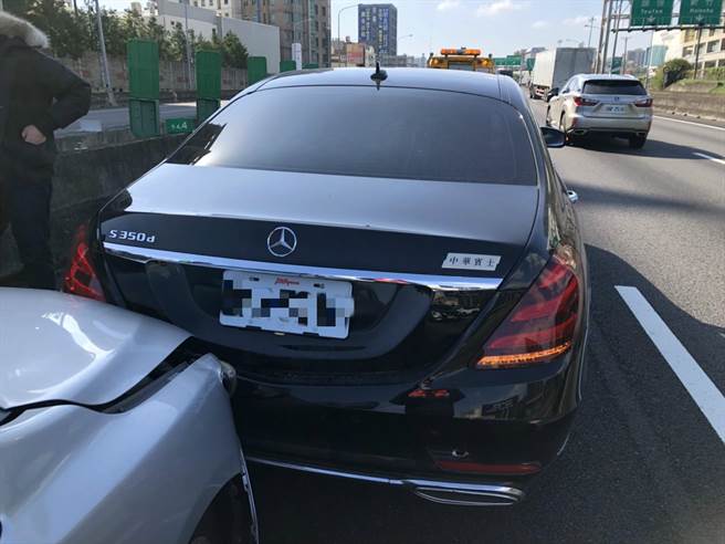 国道一号竹北南下路段9日上午发生4车连撞事故。（翻摄照片／庄旻静新竹传真）