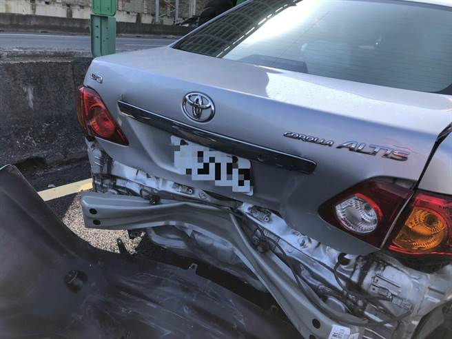 国道一号竹北南下路段9日上午发生4车连撞事故。（翻摄照片／庄旻静新竹传真）