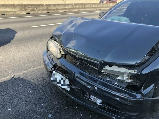 国道一号竹北南下路段9日上午发生4车连撞事故。（翻摄照片／庄旻静新竹传真）