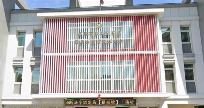 台南1名男子今天凌晨酒驾遭警方拦查，狂飙5公里逃逸，被捕后同车女友人百般不舍，不断紧抱还叮咛「打勾勾，一定要回来喔」。（图／翻摄Google Map）