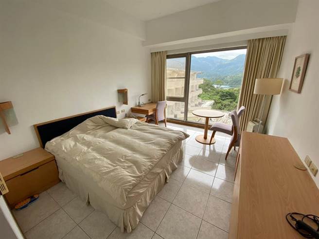 中央流行疫情指挥中心医疗应变组副组长王必胜说，集中检疫所的设置场地是很多元的，设置的过程也相当艰辛。从外观上看，有渡假风、宿舍风、古典风、军事风等，但我们重视的是集中检疫的原则，也就是确保一人一室独立卫浴、严格的感染管制作为、安全清洁的环境、健康状况的监控，还有温馨细心的服务态度。（王必胜提供／林周义台北传真）