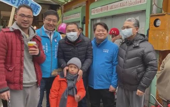 侯友宜现身中和 连署反莱猪。（翻摄张智伦脸书）