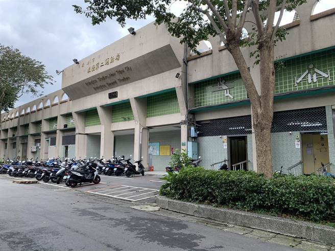 李姓街友疑冻死在板桥第二运动场男厕。（王扬杰摄）