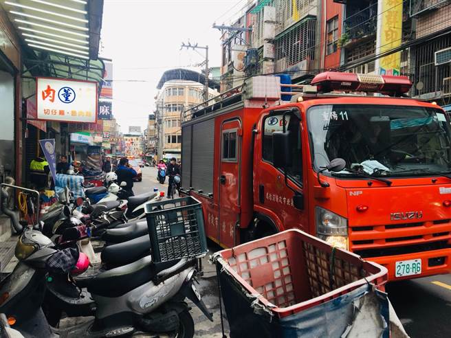 換瓦斯桶釀意外！三重小火鍋店起火　2女員工臉部燒傷（戴上容翻攝）