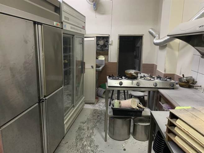 換瓦斯桶釀意外！三重小火鍋店起火　2女員工臉部燒傷（戴上容翻攝）