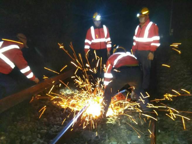 台铁钢轨出现0.8公分裂缝，工务单位完成修復（台铁提供）