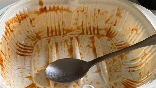 超商微波餐盒中的凹槽设计，答案意外让人长知识。（图／翻摄自Dcard）