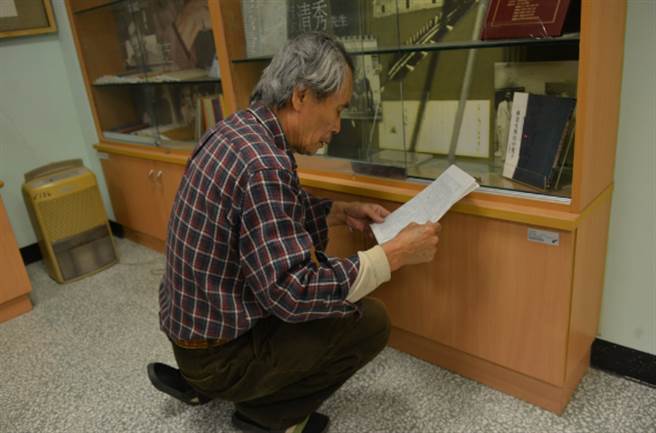 真理大學突襲封館換鎖，82歲國寶館長張良澤被拒門外（翻攝鍾延威臉書）