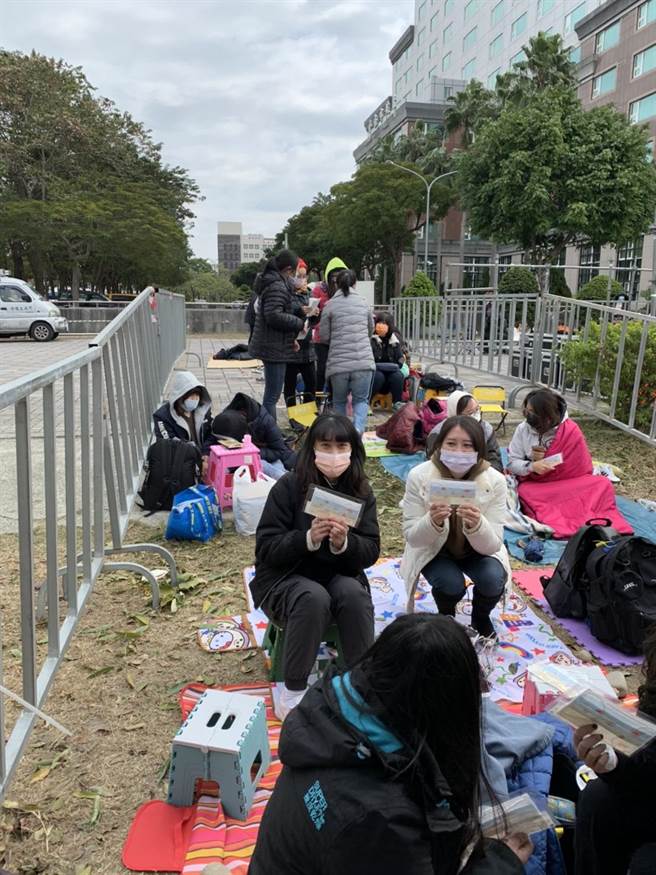 上午已有百名粉絲在現場排隊等待入場。（台南市政府提供／曹婷婷台南傳真）