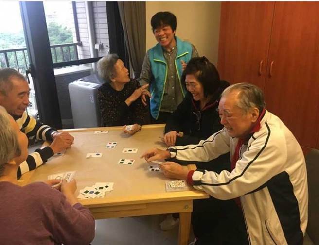 银髮长辈居住在一起，有伴可以一同从事兴趣，让生活不孤单。（图／乐陶居中和馆提供）