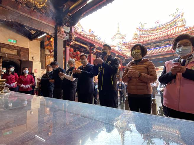 桃园市长郑文灿9日到位于台中东区的乐成宫参香。（冯惠宜摄）