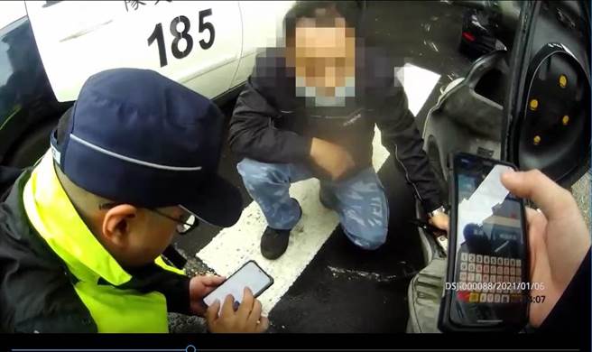 保大员警拦查骑士，查获失窃11年的赃车。（警方提供）