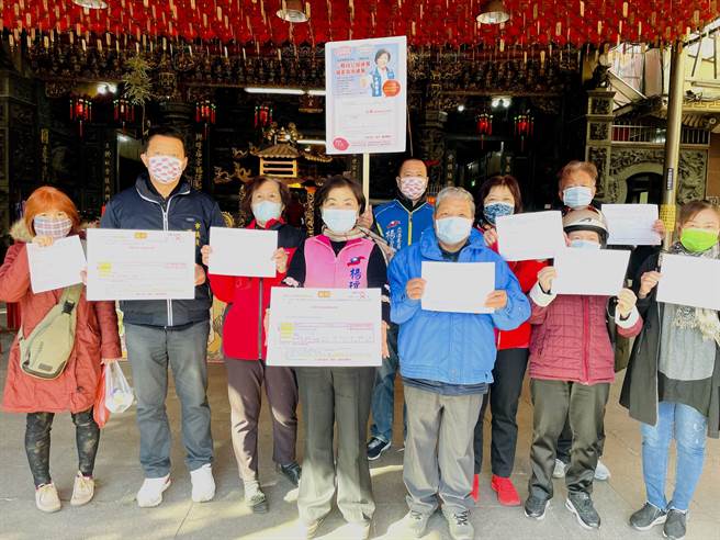 立委楊瓊瓔於大雅永興宮號召連署「反萊豬、公投併大選」。（王文吉攝）