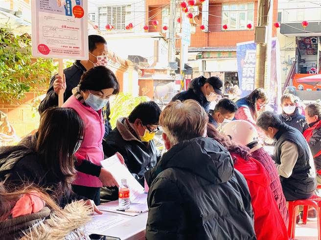 「反萊豬、公投併大選」大雅永興宮連署站，民眾踴躍響應。（王文吉攝）