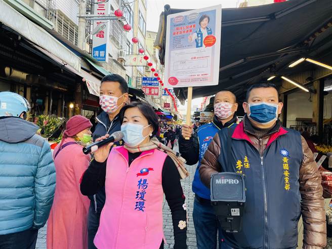 立委楊瓊瓔走進菜市場宣傳，號召民眾響應「反萊豬、公投併大選」連署。（王文吉攝）