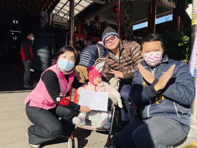 民眾響應「反萊豬、公投併大選」連署，拒絕下一代食萊豬。（王文吉攝）