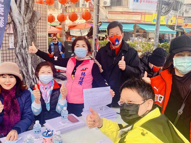 立委楊瓊瓔於潭子潭水亭號召連署「反萊豬、公投併大選」。（王文吉攝）