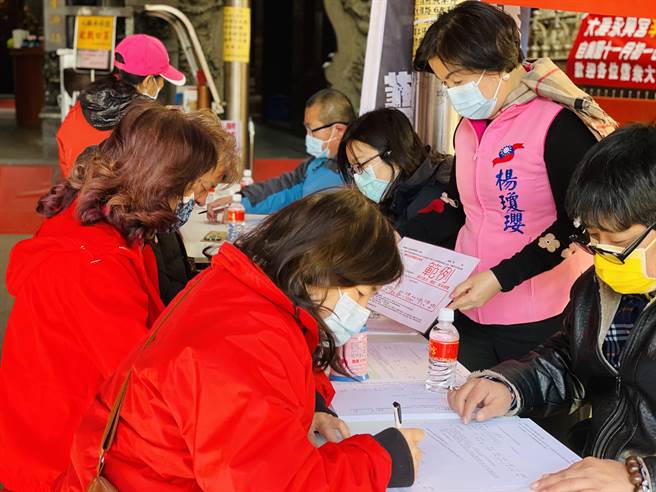 民眾響應「反萊豬、公投併大選」連署，拒絕下一代食萊豬。（王文吉攝）