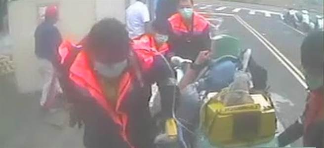 湖口鄉一處建築工地8日下午發生工安意外，一名李姓男子疑直墜2樓半高度，當場失去呼吸心跳，現轉加護病房治療中。（翻攝照片／莊旻靜新竹傳真）