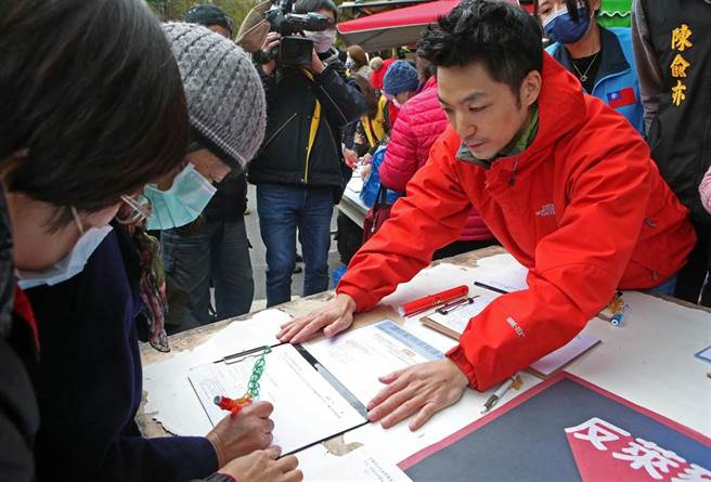 蔣萬安市場邀請民眾參加公投連署。（趙雙傑攝）