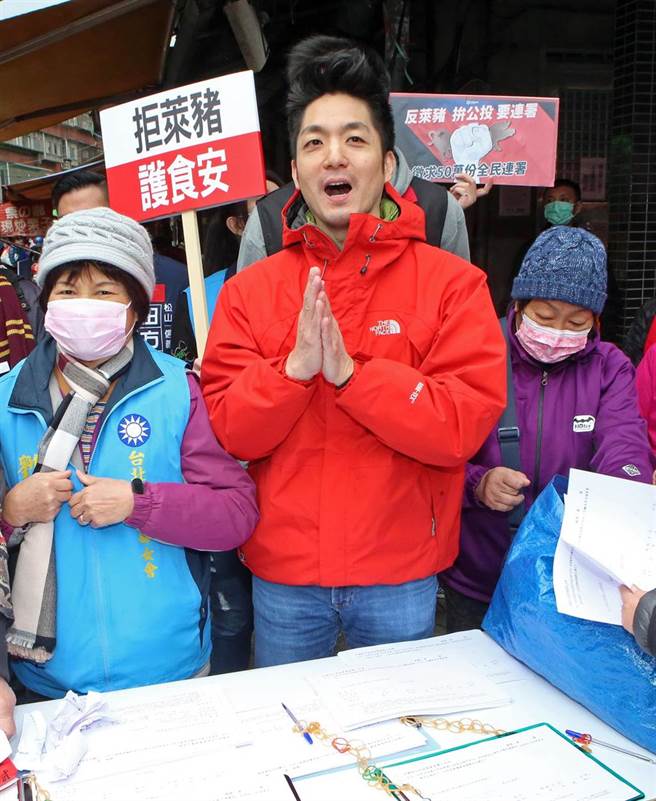 蔣萬安市場邀請民眾參加公投連署。（趙雙傑攝）