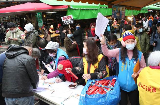 大批民眾參加連署。（趙雙傑攝）