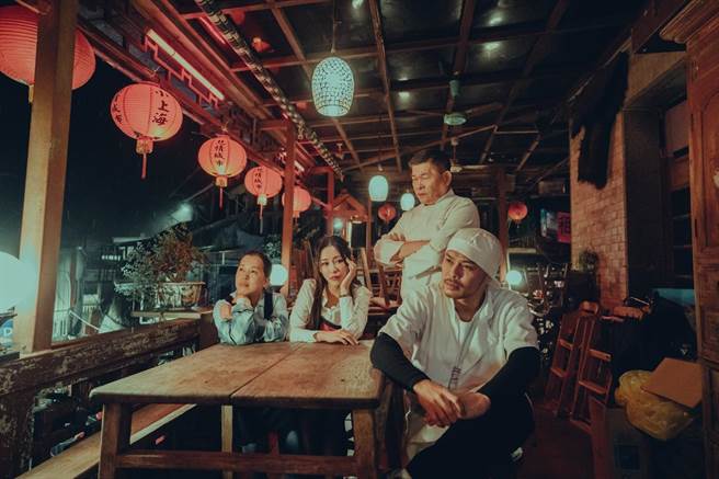 黄明志邀请澎恰恰演出〈笑着回家〉ＭＶ。（亚洲通文创提供）