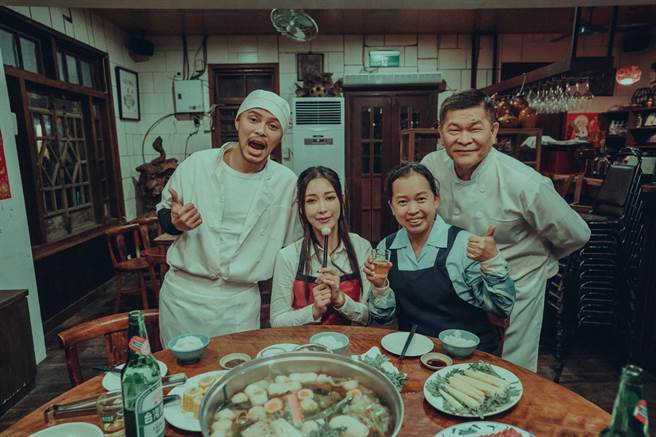 黄明志邀请澎恰恰演出〈笑着回家〉ＭＶ。（亚洲通文创提供）