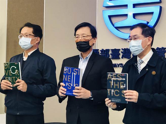 台铁局长张政源（中）亲上火线，回应出书争议。（陈佑诚摄）