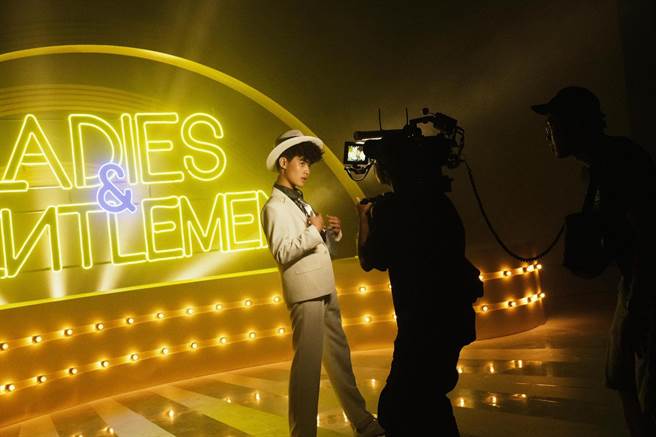 锺明轩在〈LADIES &amp; GENTLEMEN〉MV中一人分饰三角。(飞碟娱乐提供)