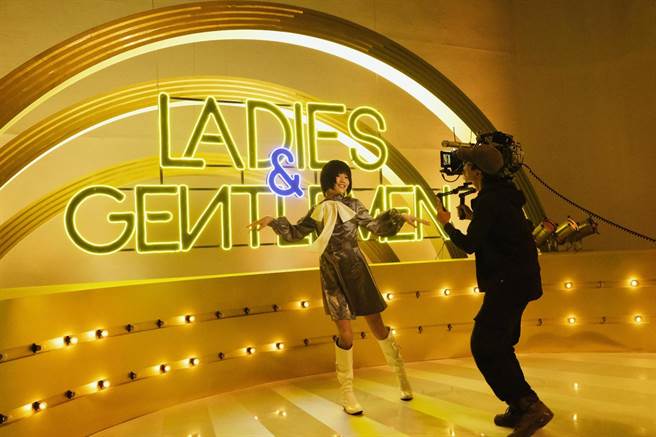 锺明轩在〈LADIES &amp; GENTLEMEN〉MV中一人分饰三角。(飞碟娱乐提供)