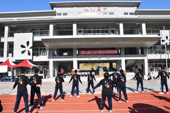 造桥国中53周年校庆，由学生表演健康热舞。（谢明俊摄）
