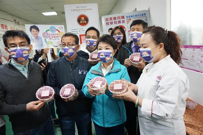 台中市長盧秀燕（右二）視察紫金堂月子餐中央廚房，肯定業者於餐食外盒標示肉品來源。（王文吉攝）