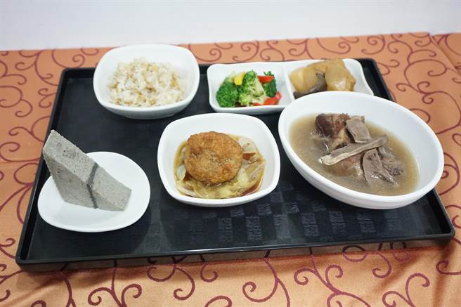 紫金堂月子餐採用國產豬肉，供應全台北中南，每日出餐300多人份。（王文吉攝）