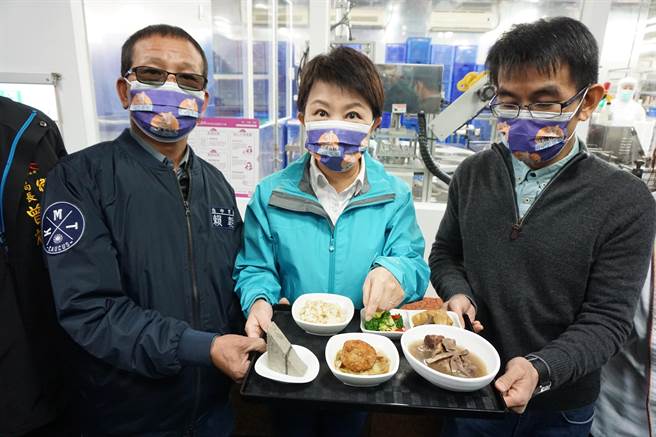 台中市長盧秀燕（中）、市議員賴朝國（左）肯定紫金堂月子餐採用國產、無萊劑豬肉。（王文吉攝）