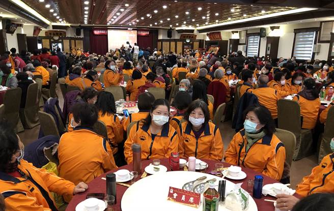 金門縣佛教會今天假金寧鄉盈春閣舉辦第4屆理事長釋湛因、第5屆理事長釋性海的交接典禮，現場十分熱鬧。（李金生攝）