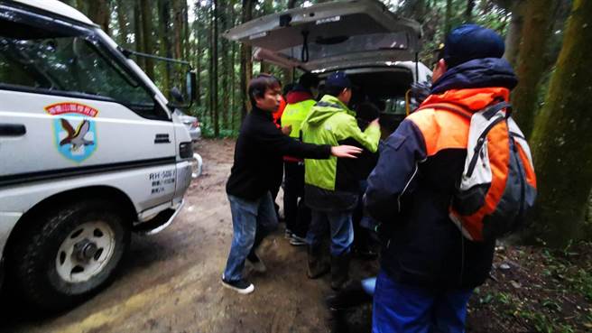 仁爱分局搜救警力、神鹰搜救人员、消防分队以及当地村民努力搜救下，顺利找到杨女。（民眾提供／黄立杰南投传真）